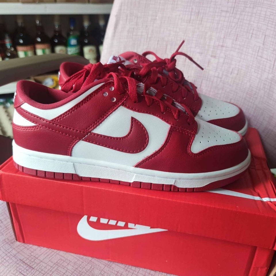 sb dunk red black