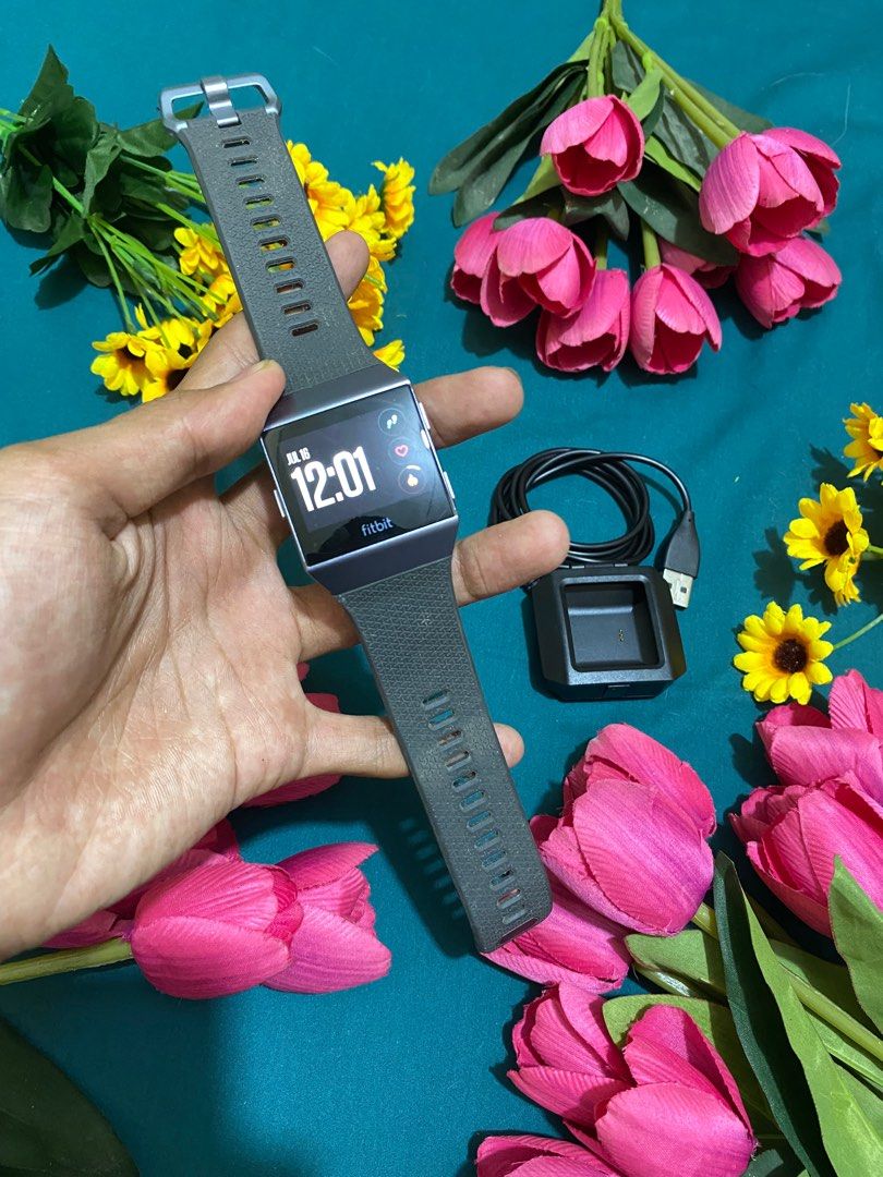 Smartwatch Fitbit Ionic GPS Charcoal Smoke Gray Fesyen Pria Jam