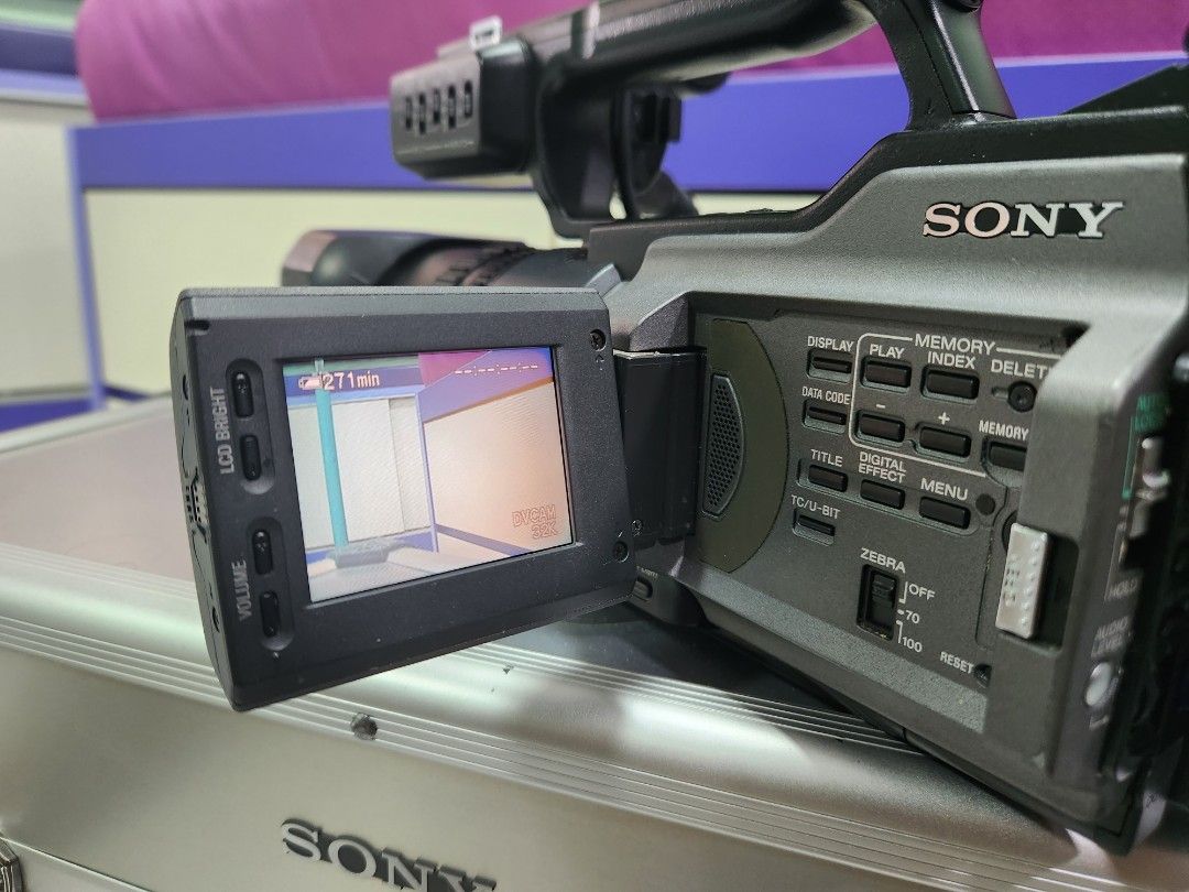Sony DSRPD170 3 CCD Professional MiniDV Camcorder with 12x Optical