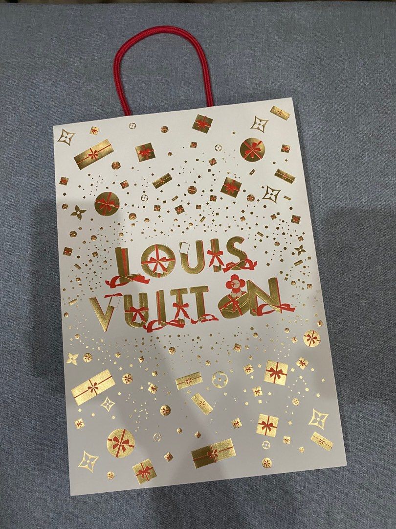 AUTH LV MEDIUM PAPERBAG 2023 (Category: Luxury Bags & Wallets) located in Las Pinas. Submitted by cc.decluttering (Listing ID 1272976327, Image 1). Description: Can fit perfume, wallet, belt.