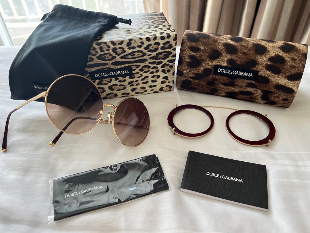 Dolce gabbana clip online on sunglasses
