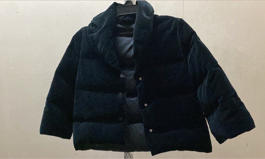 Black puffer jacket (Category: Coats, Jackets and Outerwear) located in Kota Kinabalu. Submitted by TOFFUE (Listing ID 1273051621, Image 1). Description: Black puffer jacket for winter .