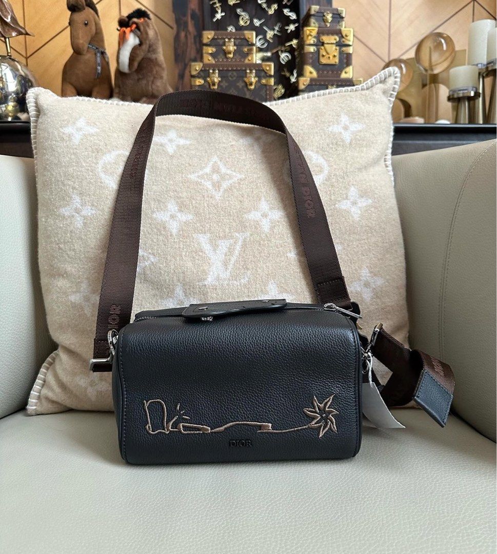 bnew CD saddle duffle mini (Category: Luxury Bags & Wallets) located in Santa Ana. Submitted by astonandariana (Listing ID 1272948992, Image 1). Description: .