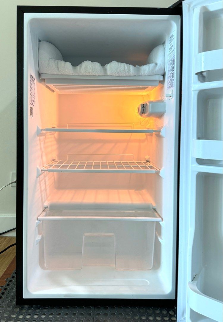 Condura CPR93MN Black Personal Refrigerator with Freezer TV