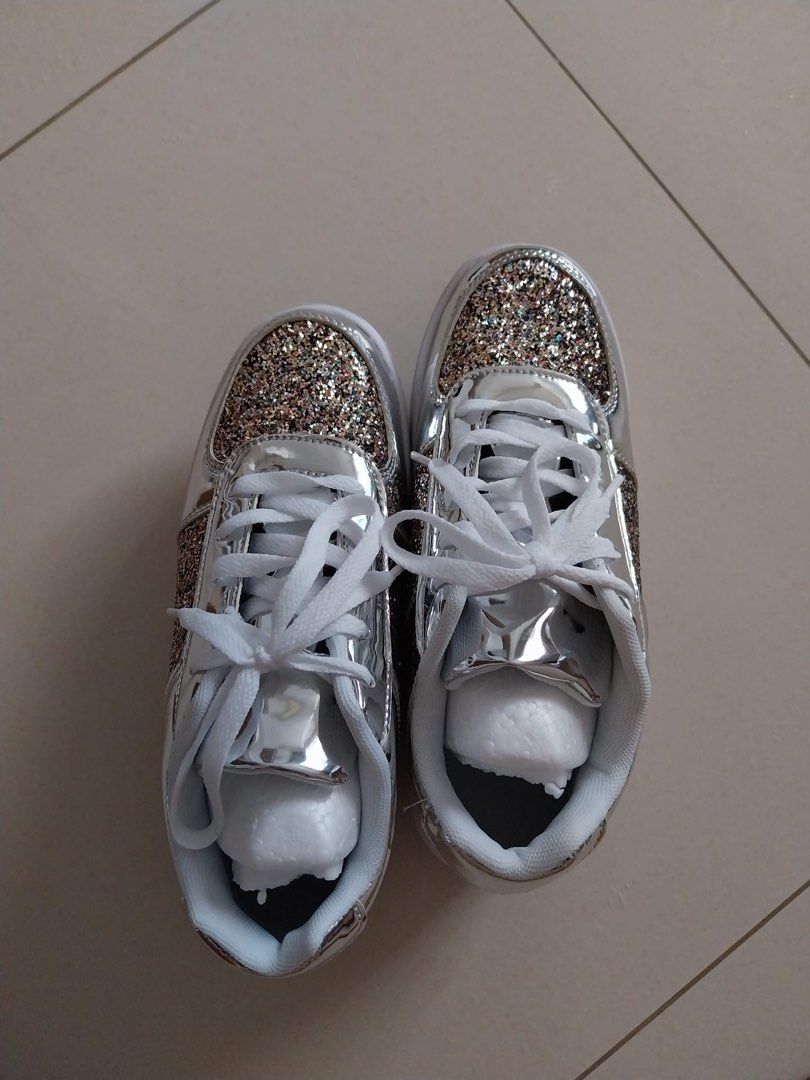 Children's online place sneakers