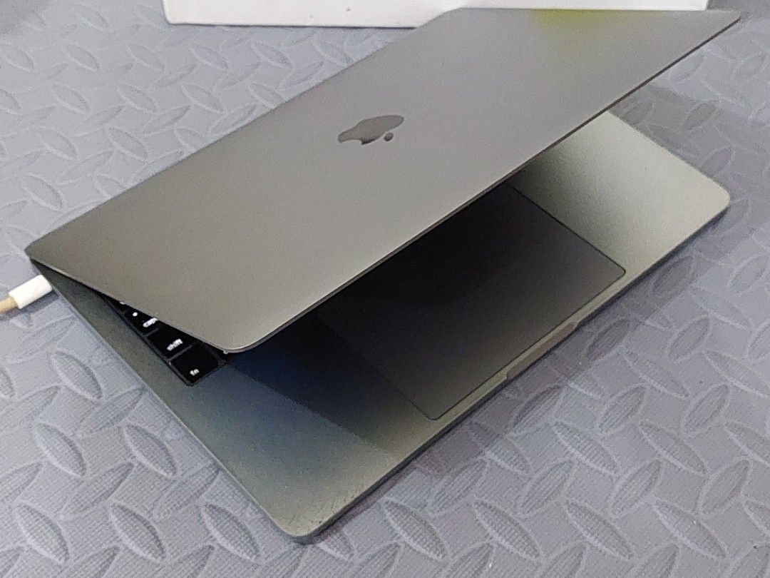 Macbook pro 2017 8Gb 128Gb 13.3 inch size core i5 Computers