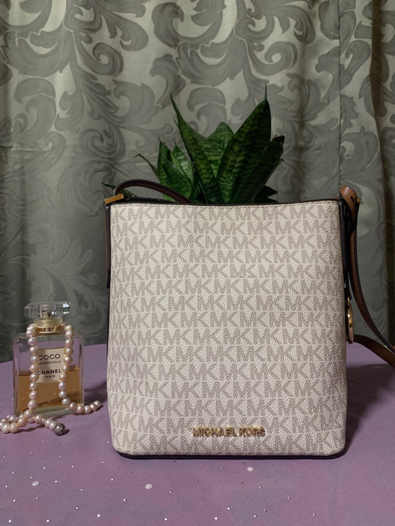 Michael kors kimberly bucket bag top