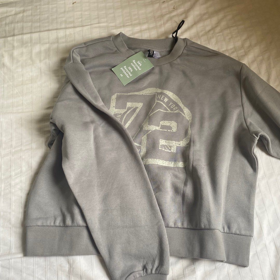 New H&M sweater (Category: Coats, Jackets and Outerwear) located in Binan City. Submitted by _0000 (Listing ID 1272922961, Image 2). Description: Bought for 899 Brand new with tag.