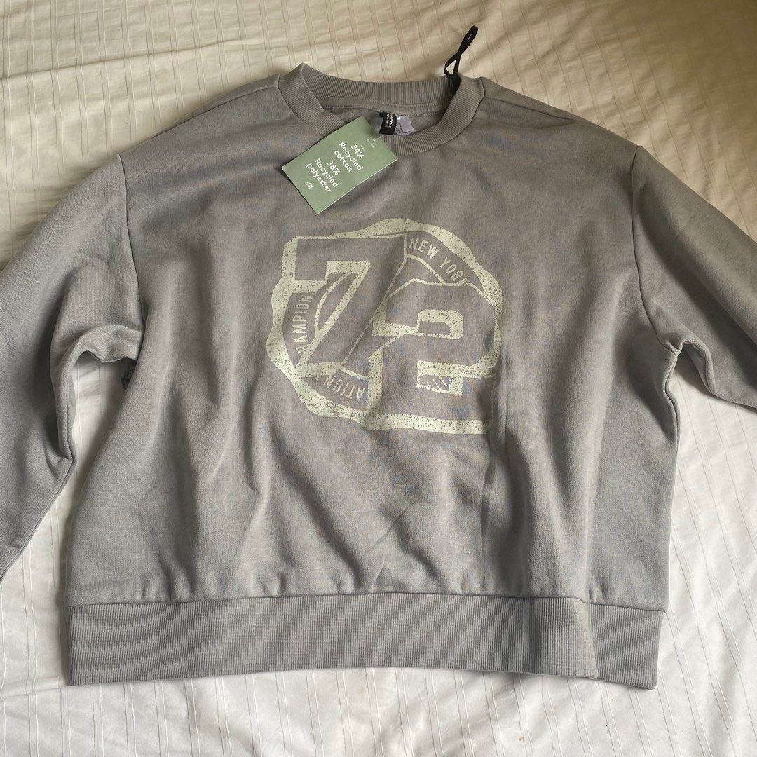 New H&M sweater (Category: Coats, Jackets and Outerwear) located in Binan City. Submitted by _0000 (Listing ID 1272922961, Image 1). Description: Bought for 899 Brand new with tag.