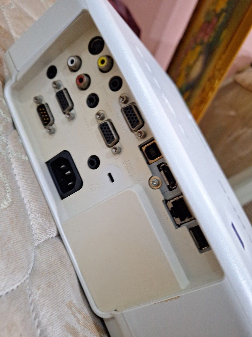 Sony Projector Semi Faulty Yellow Tint, TV & Home Appliances, TV