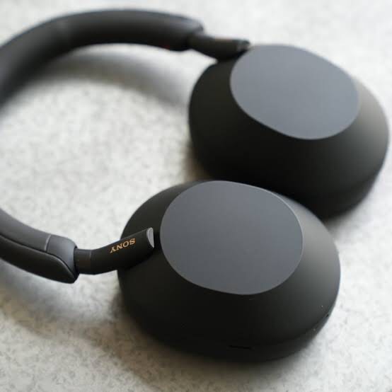 Sony XM5 bluetooth headphone, Audio, Headphones & Headsets on Carousell