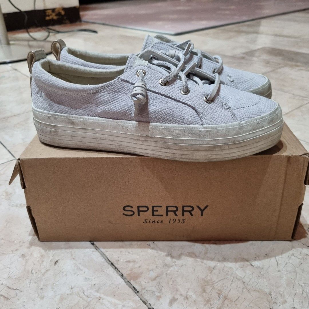 Women's crest triple sneaker store