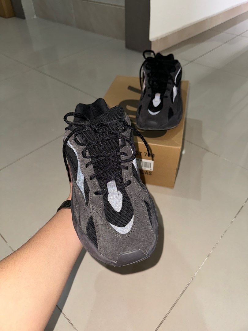 Adidas x yeezy wave runner 700 vanta 2025