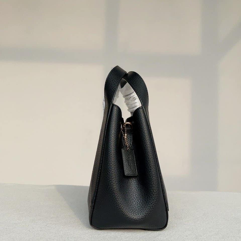 Coach Hadley hobo (Category: Luxury Bags & Wallets) located in Las Pinas. Submitted by yhn_boutique (Listing ID 1273152316, Image 3). Description: New arrival 📌cod via lalamove/ grab 📌J&T pay today ship today 📌 complete inclusions .