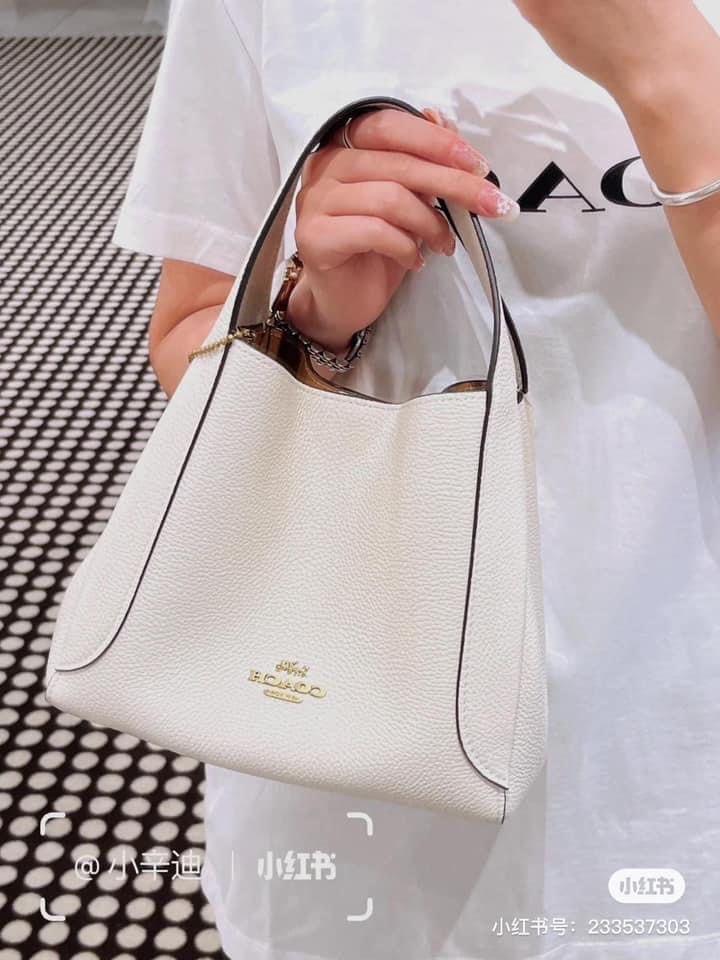 Coach Hadley hobo (Category: Luxury Bags & Wallets) located in Las Pinas. Submitted by yhn_boutique (Listing ID 1273152468, Image 1). Description: New arrival 📌cod via lalamove/ grab 📌J&T pay today ship today 📌 complete inclusions .