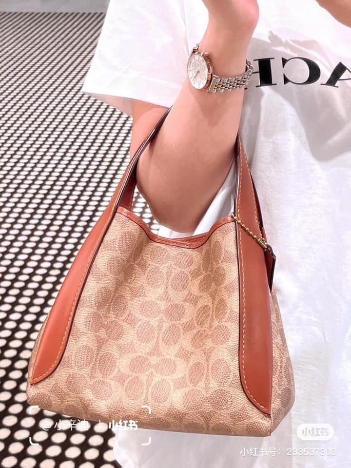 Coach Hadley hobo (Category: Luxury Bags & Wallets) located in Las Pinas. Submitted by yhn_boutique (Listing ID 1273152855, Image 3). Description: New arrival 📌cod via lalamove/ grab 📌J&T pay today ship today 📌 complete inclusions .