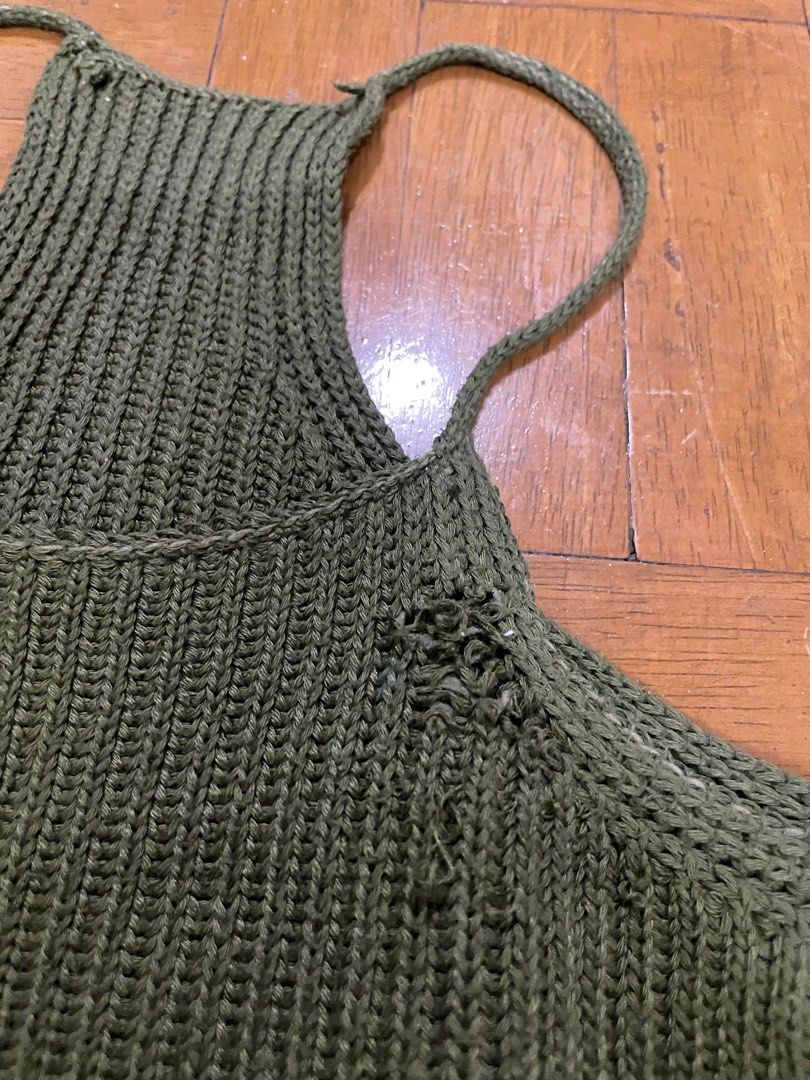 Green Crop Top (Category: Sleeveless) located in Quezon City. Submitted by katedeclutter (Listing ID 1273340092, Image 2). Description: • fits xs to small see second pic to see flaw .