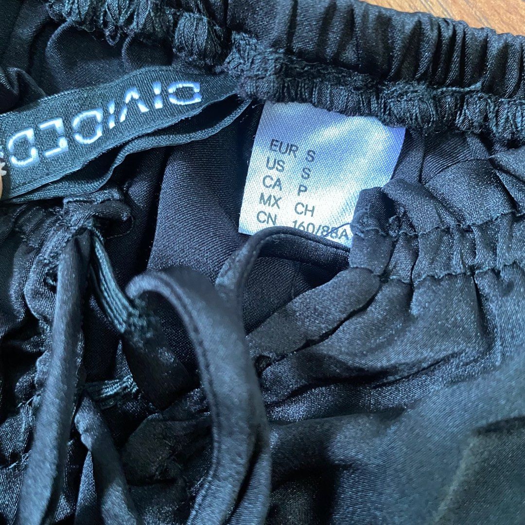 H&M Black Long Sleeve Top (Category: Others Tops) located in Makati City. Submitted by soobjny (Listing ID 1273219426, Image 3). Description: used 2 times! rfs: not my style anymore price is negotiable if buying more than 2! feel free to ask/message me:).