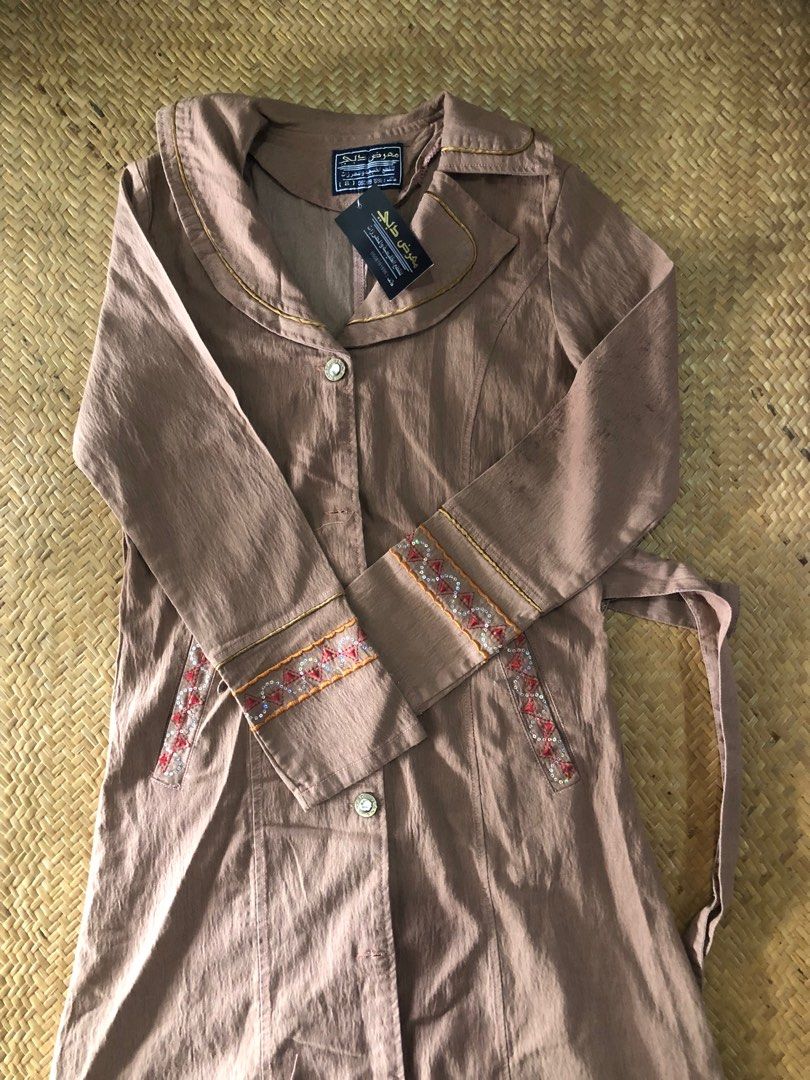 Jubah Makkah (Category: Kaftans & Jubahs) located in Setiu. Submitted by almari.al (Listing ID 1273188181, Image 2). Description: Bought in Makkah Size S Material jeans tapi tak berat and soft + ada belt dan ruang untuk belt di pinggang Warna macam brick @ soft brown bahu : 15.5 pinggang : 17 dada : 19 length: 50.5.