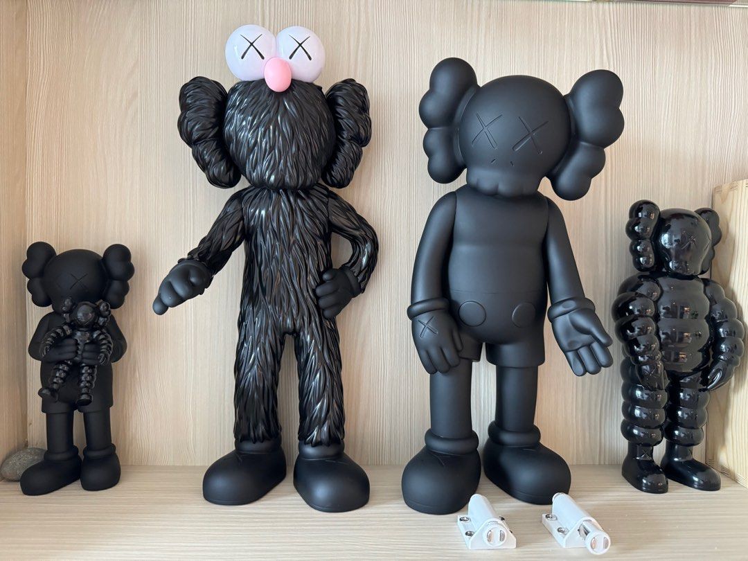 Kaws family figure black, 興趣及遊戲, 玩具& 遊戲類- Carousell