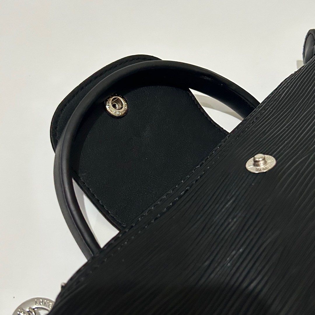 Longchamp Le pliage City Leather (Category: Luxury Bags & Wallets) located in Makati City. Submitted by lux.mariah (Listing ID 1273227551, Image 3). Description: Guaranteed authentic Complete inclusions Paperbag dustbag and carecards Rare limited edition! 😍 Lalamove J&T courier.