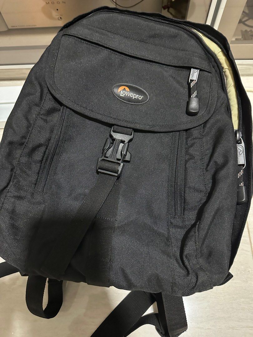 Lowepro Camera Backpack (Category: Camera Bags & Carriers) located in Singapore. Submitted by sk2012 (Listing ID 1273272521, Image 1). Description: Kindly text Nine 625 Nine 433 if interested.