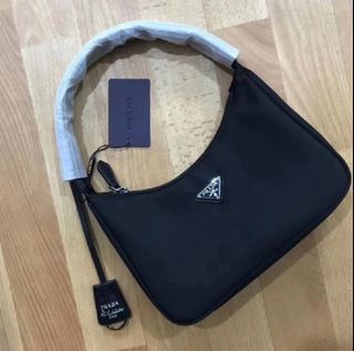 Prada re edition outlet 2000 harga