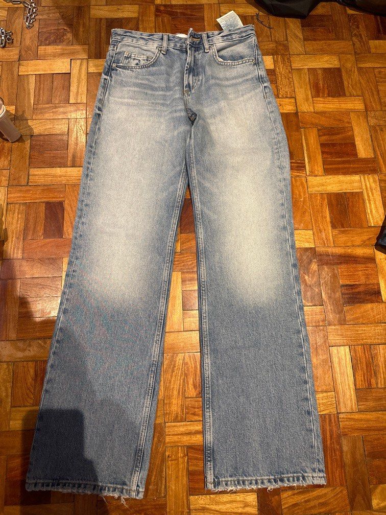 Zara Midrise Wide Leg Jeans (Category: Jeans) located in Pasig City. Submitted by soph__ (Listing ID 1273316845, Image 1). Description: 107-108 cm length from waist to bottom Size 36.