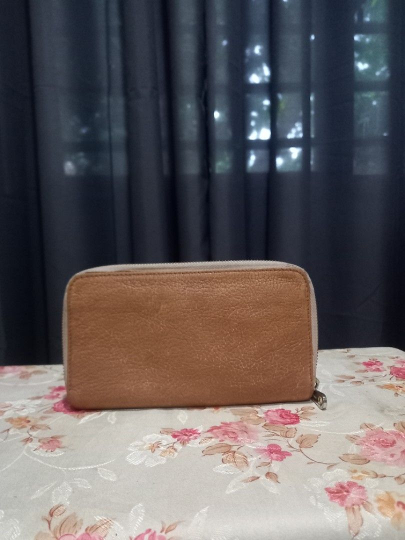 🇯🇵 Orig Chloe Wallet (Category: Luxury Bags & Wallets) located in Tuguegarao City. Submitted by preloved_japan_items (Listing ID 1270579949, Image 2). Description: orig chloé medium wallet chloé zipper with sticker recolored.