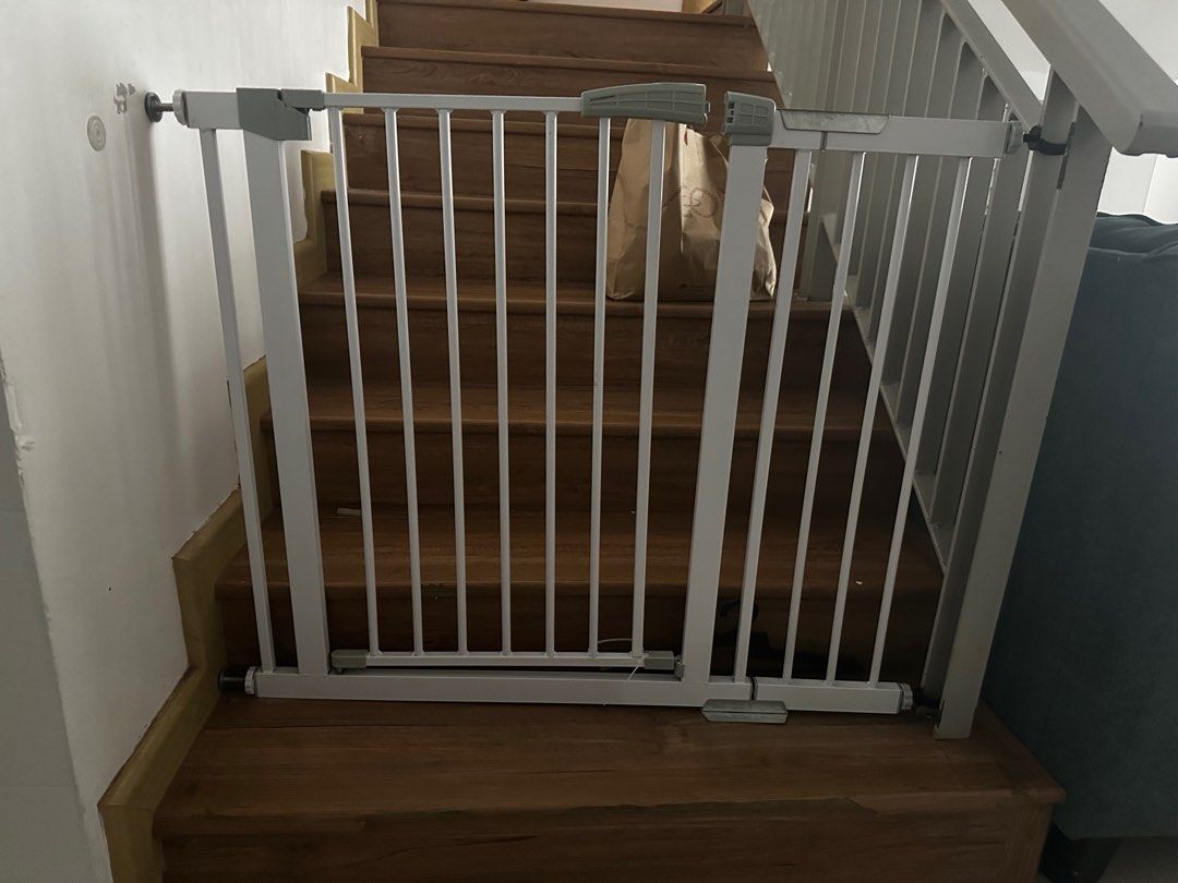 Baby gate including extension railing gate all