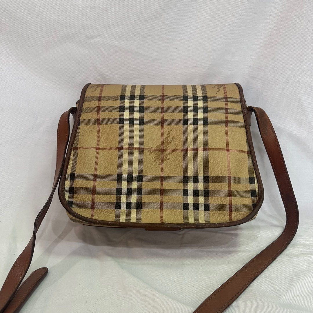 Burberry Sling Crossbody Bag (Category: Luxury Bags & Wallets) located in Quezon City. Submitted by luxpalace (Listing ID 1273545702, Image 2). Description: 100% Original Signs of usage (a little stains on the strap but not that obvious) .