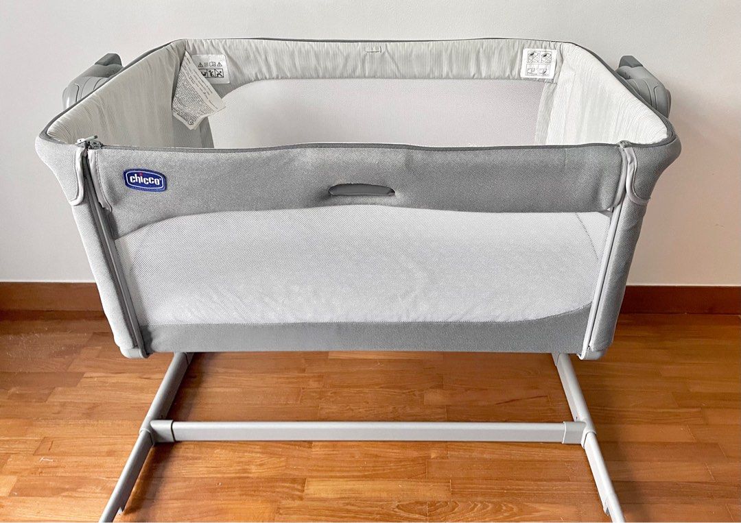 Chicco Next2Me Magic with NEW mattress waterproof sheets bedsheets rocking and safety straps