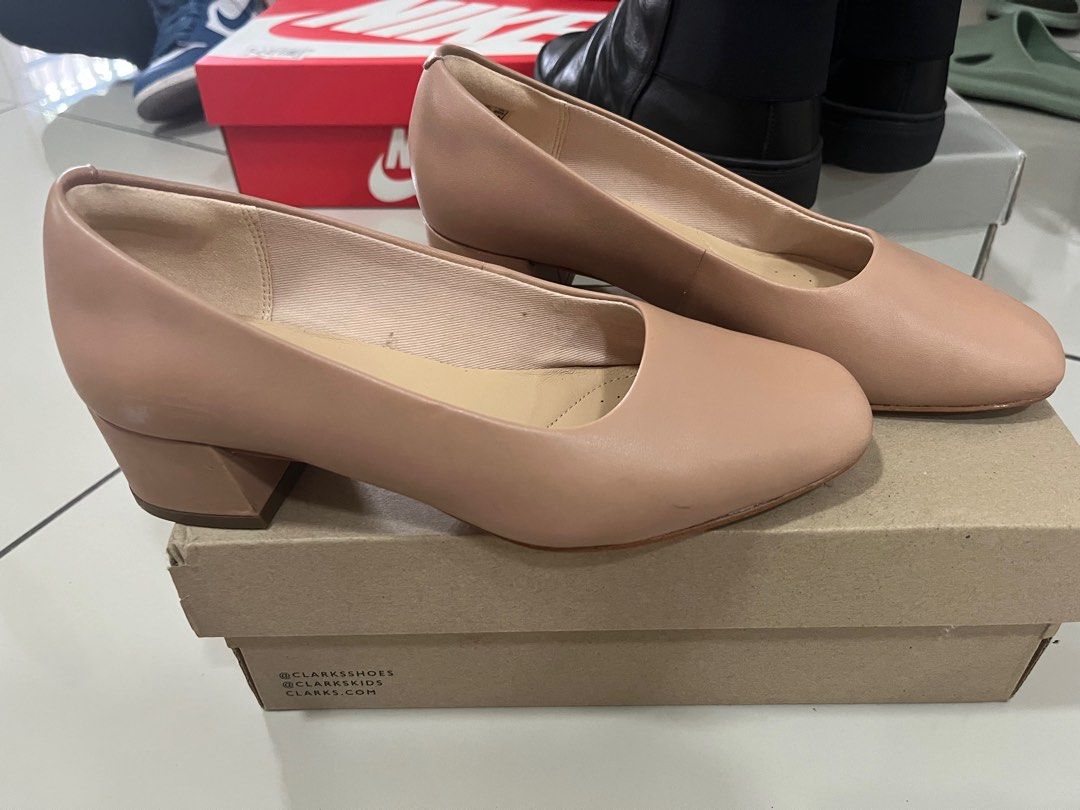 Clarks low 2025 heel dress shoes