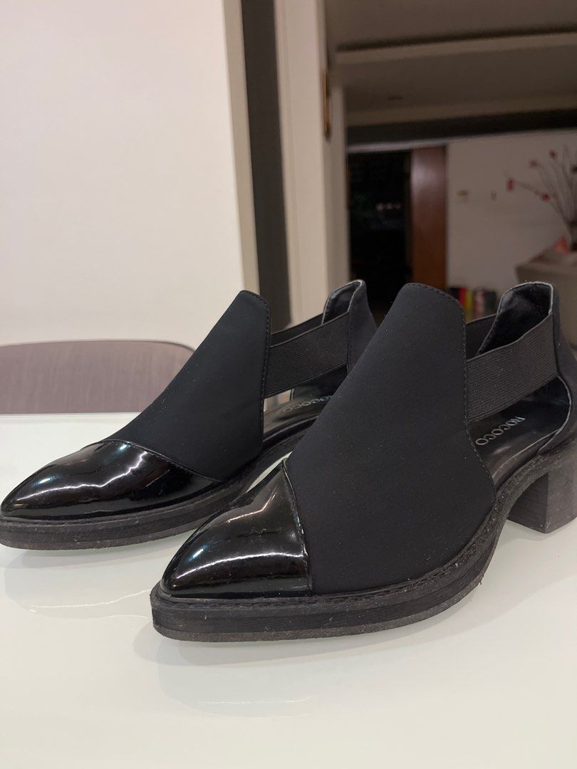 Fashionable low cut shoes with heels and side cut outs