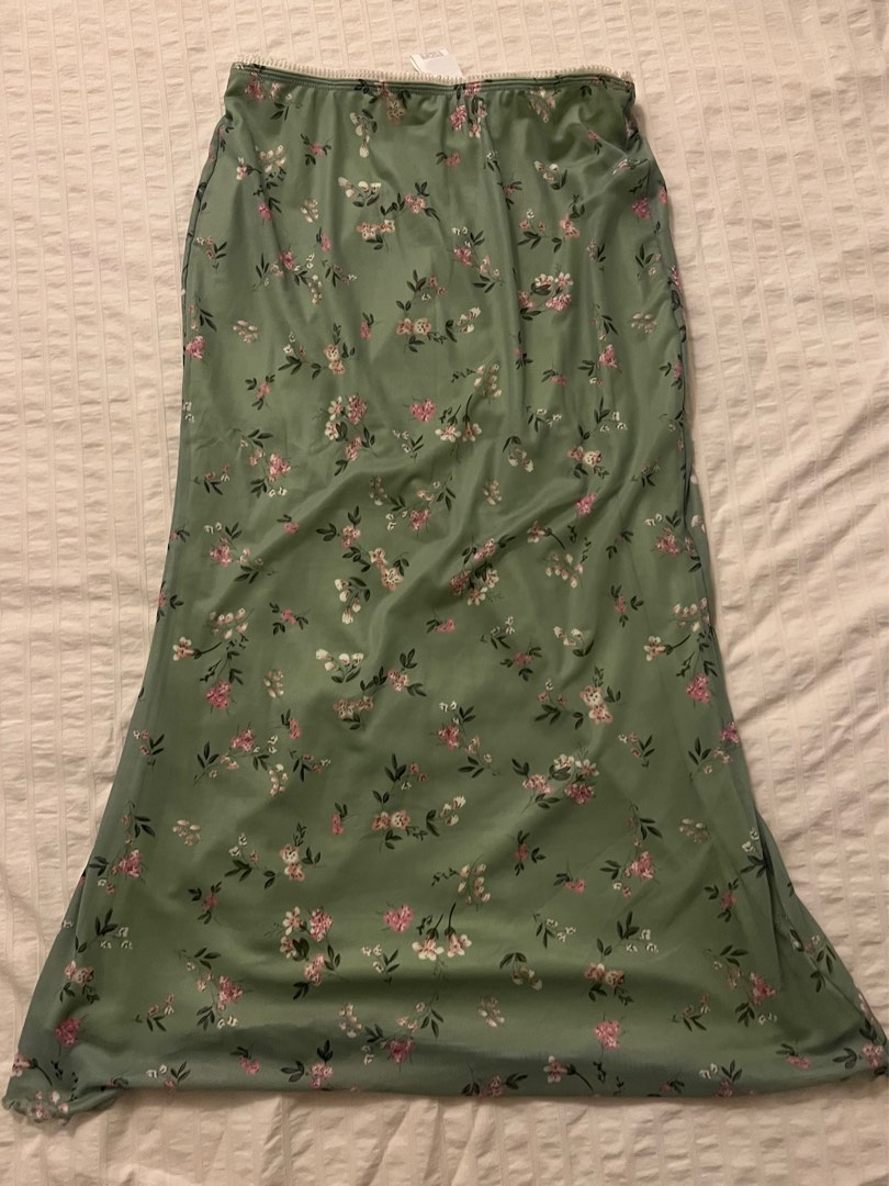 green floral midi skirt, Women's Fashion, Bottoms, Skirts on Carousell