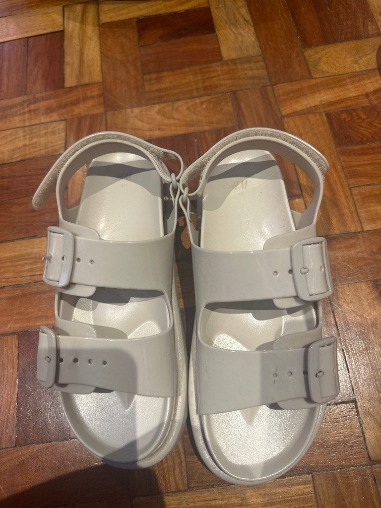 H&M rubber sandals (Category: Sandals) located in Pasig City. Submitted by soph__ (Listing ID 1273574702, Image 2). Description: Size 7.