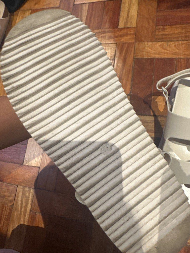 H&M rubber sandals (Category: Sandals) located in Pasig City. Submitted by soph__ (Listing ID 1273574702, Image 3). Description: Size 7.