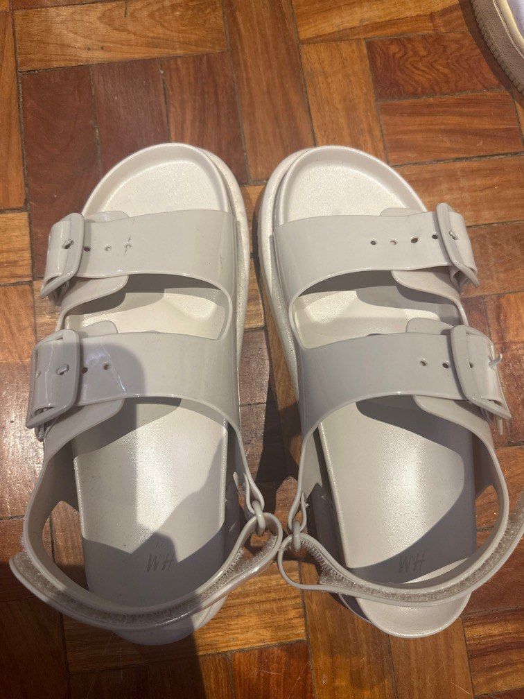 H&M rubber sandals (Category: Sandals) located in Pasig City. Submitted by soph__ (Listing ID 1273574702, Image 1). Description: Size 7.