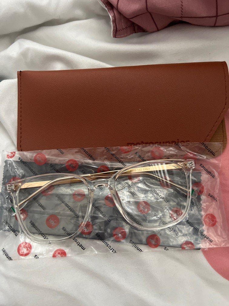 metrosunnies fox specs transparent frame (Category: Sunglasses & Eyewear) located in Quezon City. Submitted by younglizcart (Listing ID 1273529206, Image 1). Description: — brand new unused RFS: di bagay sakin LOC MM QC ! FIXED PRICE NA PO no last price.