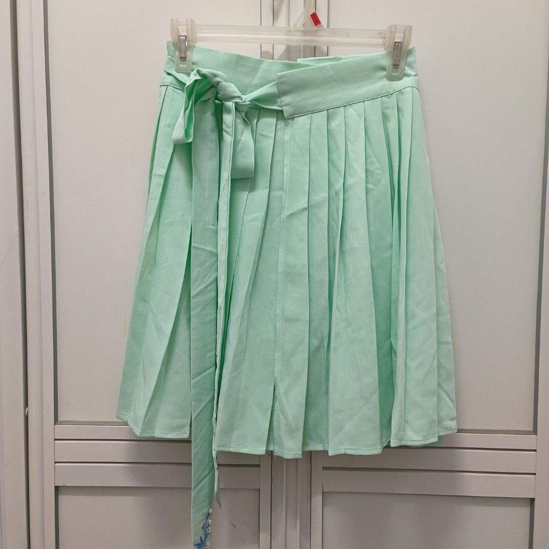 Green pleated wrap skirt 2025