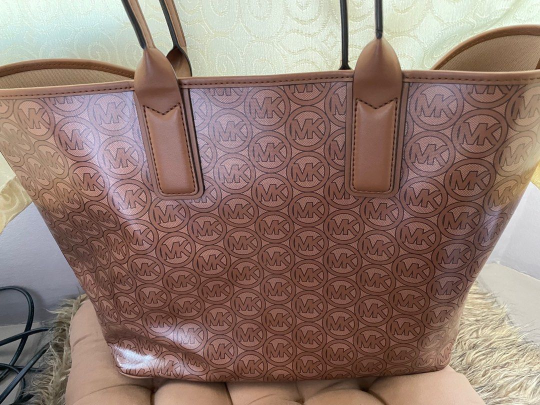 MK Jodie Tote Bag (Category: Luxury Bags & Wallets) located in Cainta. Submitted by llsamson2000 (Listing ID 1273504445, Image 2). Description: .
