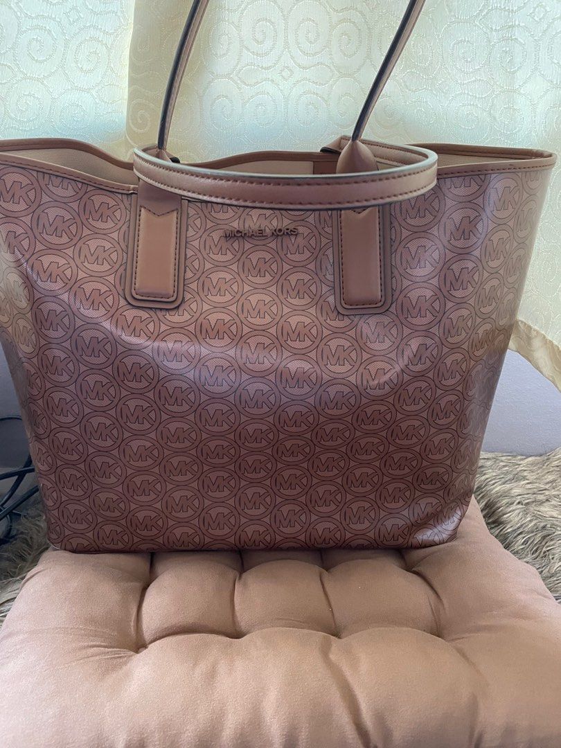 MK Jodie Tote Bag (Category: Luxury Bags & Wallets) located in Cainta. Submitted by llsamson2000 (Listing ID 1273504445, Image 1). Description: .