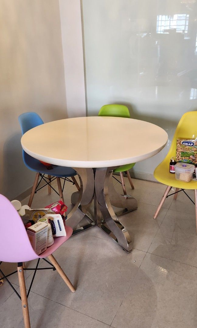 Round Table Dinning Solid Top (Category: Tables & Sets) located in Singapore. Submitted by 076979 (Listing ID 1273405069, Image 1). Description: collect at blk 921 Tampines st 91. arrange your own mover. solid Top and stand is separated. diameter 100cm and height 78cm. good for small space..