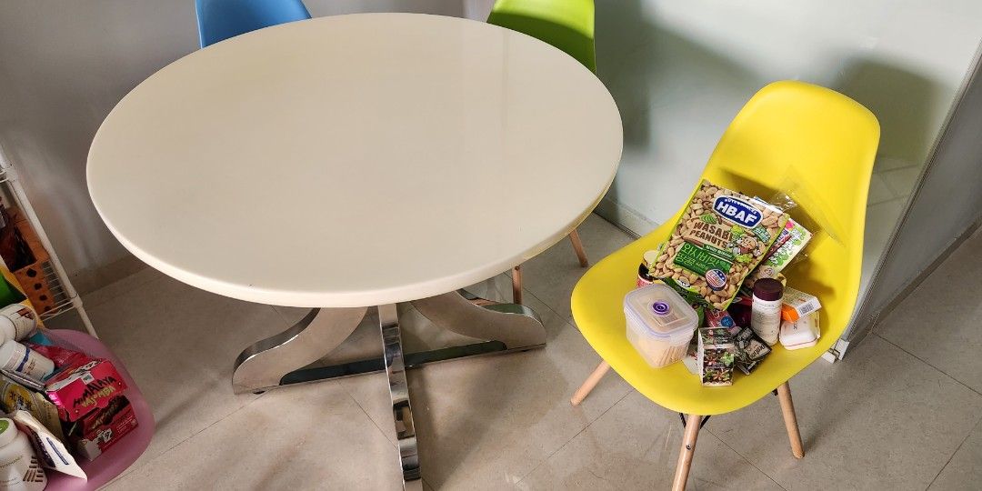 Round Table Dinning Solid Top (Category: Tables & Sets) located in Singapore. Submitted by 076979 (Listing ID 1273405069, Image 2). Description: collect at blk 921 Tampines st 91. arrange your own mover. solid Top and stand is separated. diameter 100cm and height 78cm. good for small space..