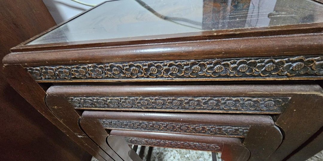 Solid Wooden Table (Category: Vintage Collectibles) located in Singapore. Submitted by kellynono (Listing ID 1273536513, Image 2). Description: Solid Wood Table Set of 4 pcs Glass panel on top Self collect from 13 Marine Terrace.
