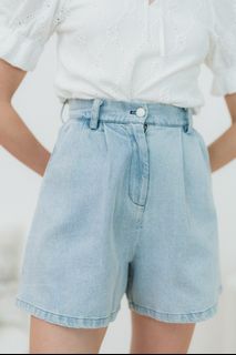 (Category: ) located in . Submitted by stace.wardrobe (Listing ID 1273662574, Image 1). Description: .