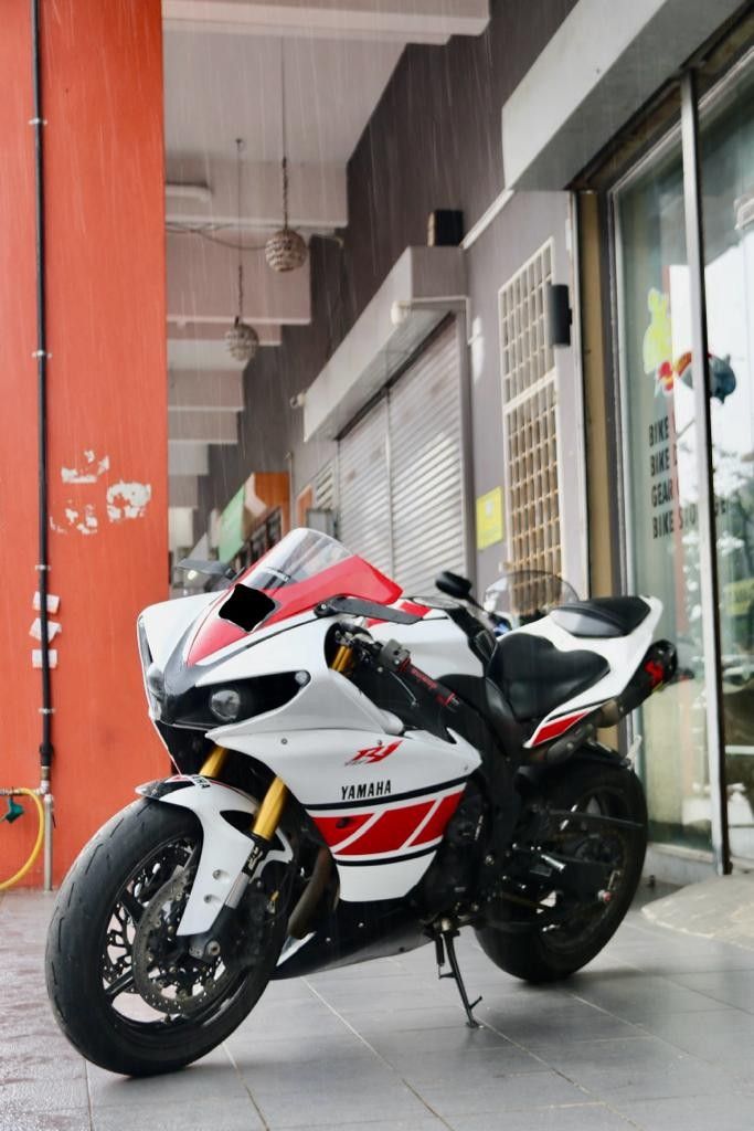 Yamaha R1 Crossplane TCS 2012 Motorbikes on Carousell