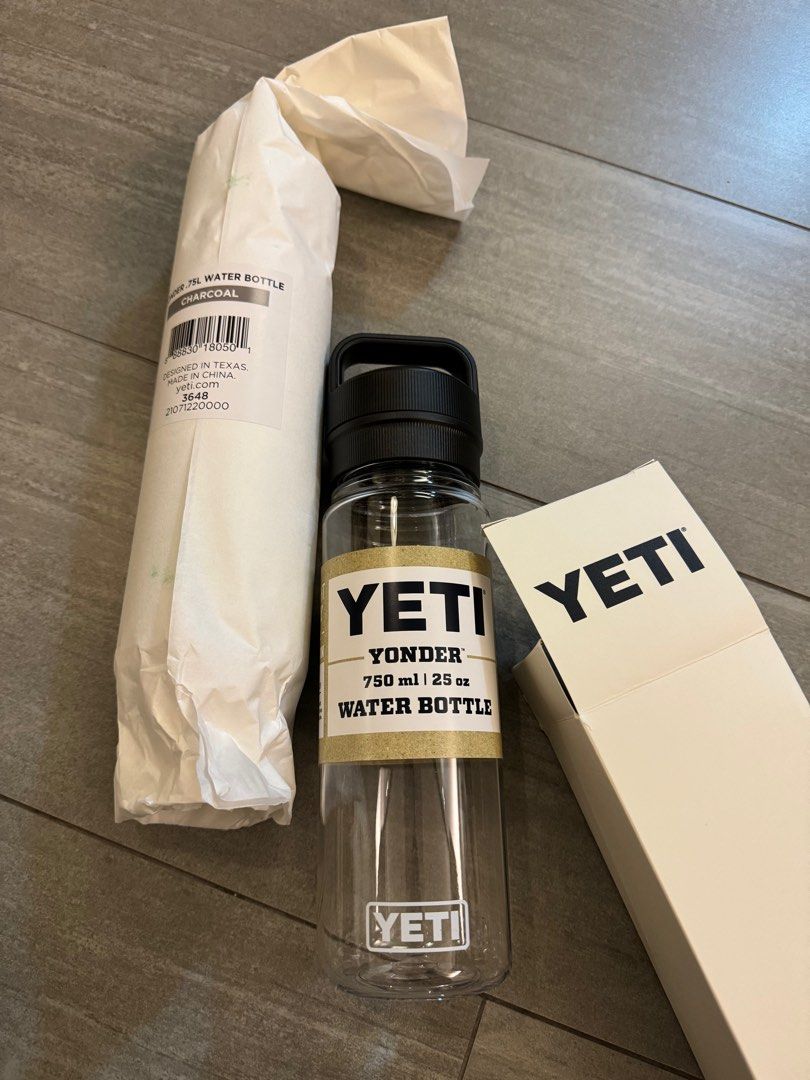 YETI Yonder 750 ml/25 oz Water Bottle with Yonder Chug Cap, Charcoal