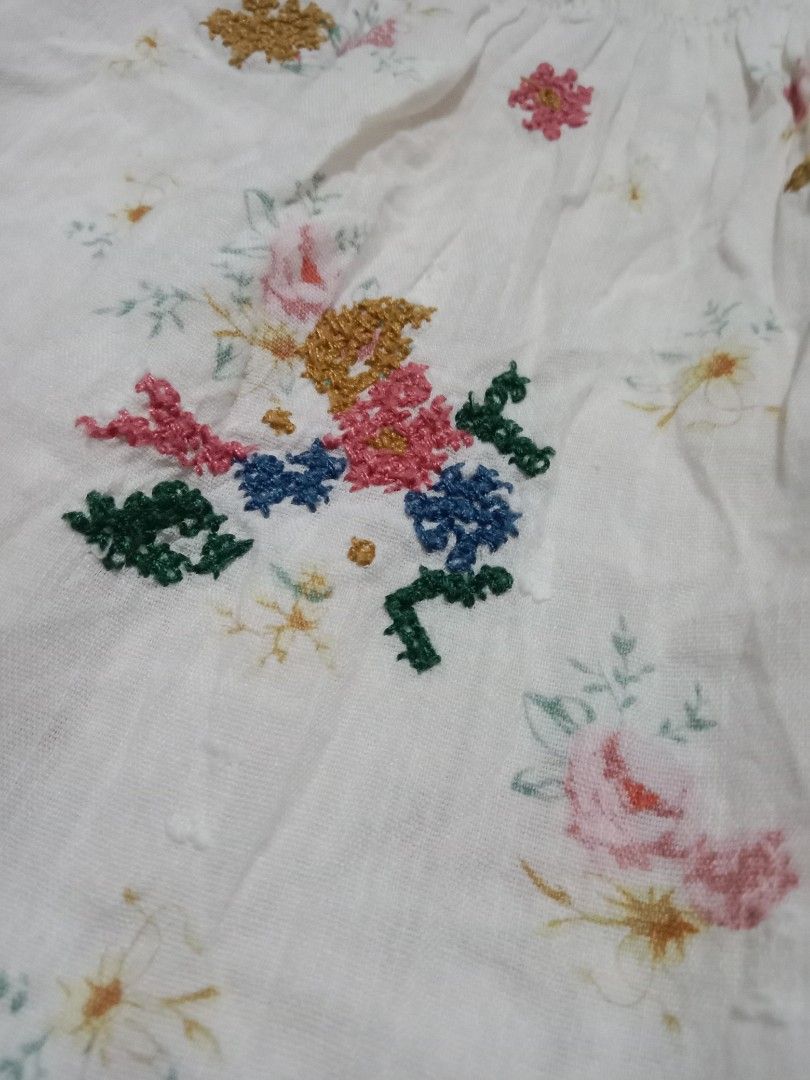 Zara kids floral top (Category: Babies & Kids Fashion) located in Bacoor. Submitted by knotdys (Listing ID 1273617810, Image 3). Description: size 6 on tag.