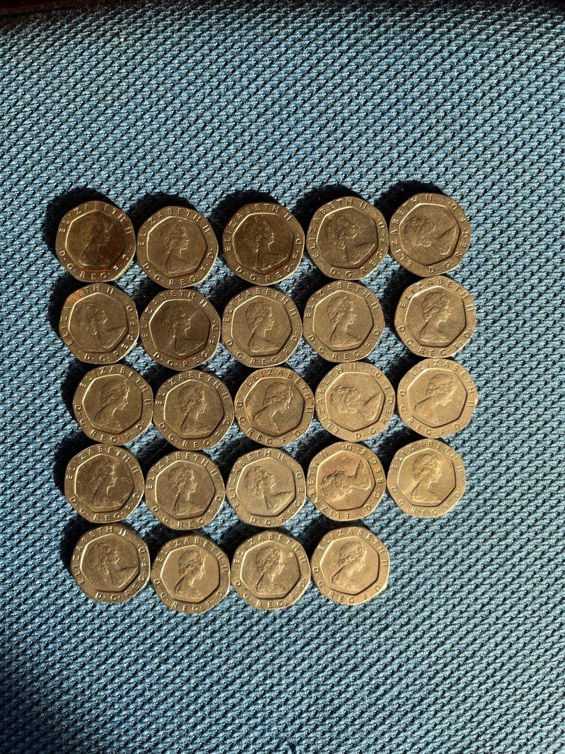 英鎊20便士女皇頭80年代共24個, 興趣及遊戲, 收藏品及紀念品, 錢幣- Carousell